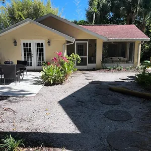 https://the-casita-1-king-br-1ba-minutes-to-beach-and-downtown.hotelstampa.org